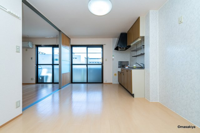 ロイヤル・ウイング　Bのキッチン|リビング