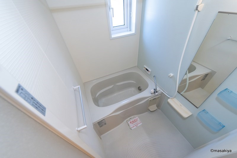 ガーデンハウス朝日山　Bの浴室|お風呂　追い焚き・浴室乾燥機付きです。窓もついております。