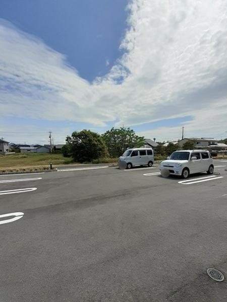 シルバーストーン２の駐車場