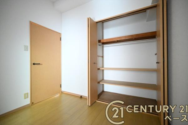 ローレルコート国分旭ヶ丘の収納|■現地撮影写真■冬物のコートや季節のものなどたくさんしまえる広さ！