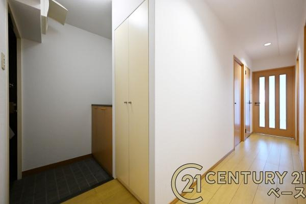 ローレルコート国分旭ヶ丘の玄関|■現地撮影写真■玄関には大容量シューズボックス完備！