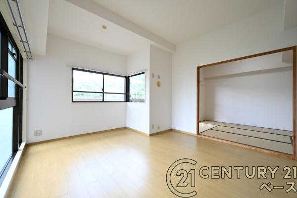 ローレルコート国分旭ヶ丘の居間・リビング|■現地撮影写真■隣接する和室と行き来ができる家族団欒も快適なリビングです！