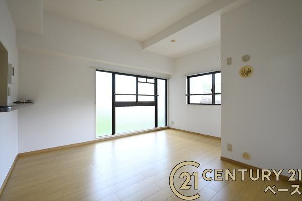 ローレルコート国分旭ヶ丘の居間・リビング|■現地撮影写真■大きな窓から柔らかい光が射し込みます。