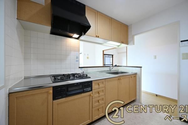 ローレルコート国分旭ヶ丘のキッチン|■現地撮影写真■広々キッチンで快適お料理！便利な収納スペースも完備！