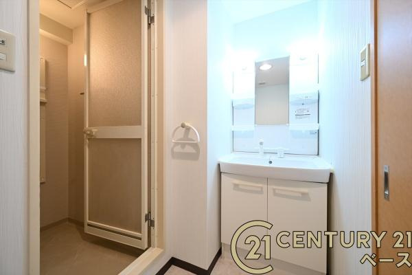 ローレルコート国分旭ヶ丘の独立洗面台|■現地撮影写真■清潔感のある広々とした洗面スペースです！