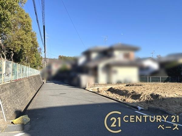 生駒郡三郷町美松ケ丘東２丁目の売地の前面道路含む現地写真|■現地撮影写真■小学校まで徒歩圏内に立地しますので、お子様の通学も安心です！