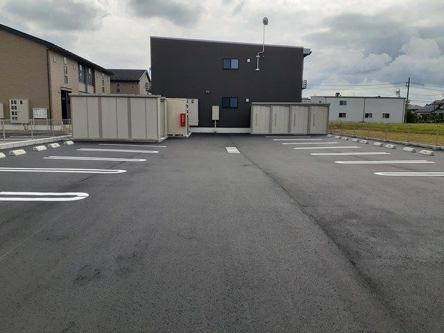 フランメゾン１８の駐車場