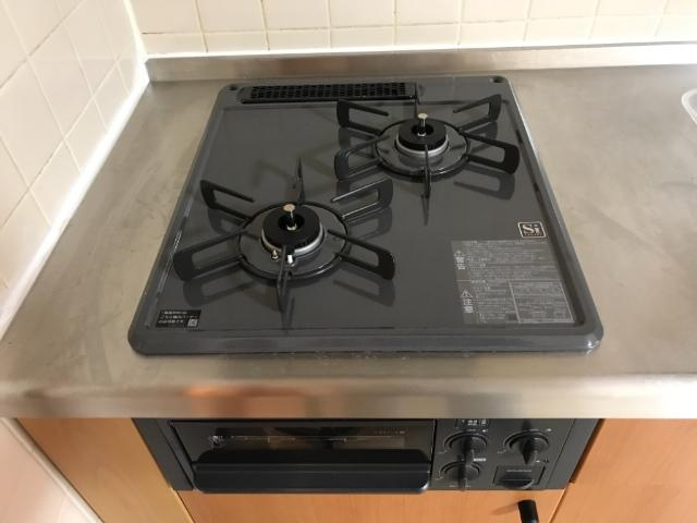 グランデール岩塚のキッチン|2口ガスコンロ付き