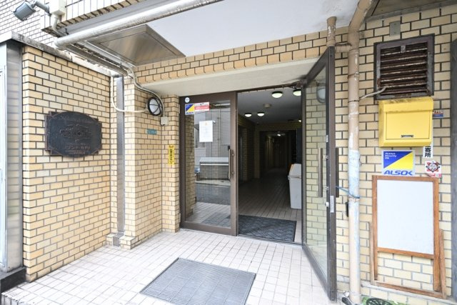 メゾンドカナリのエントランス|毎日通るエントランスはこのようになっています