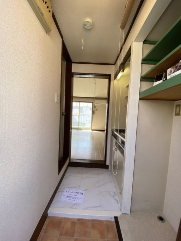 鎌谷町パレスⅠの玄関|明るい玄関です