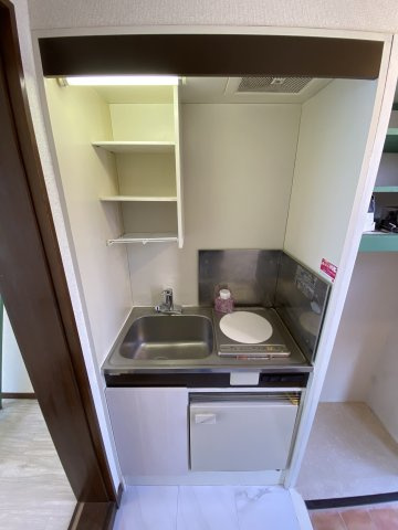 鎌谷町パレスⅠのキッチン|コンパクトなキッチンで掃除もラクラク