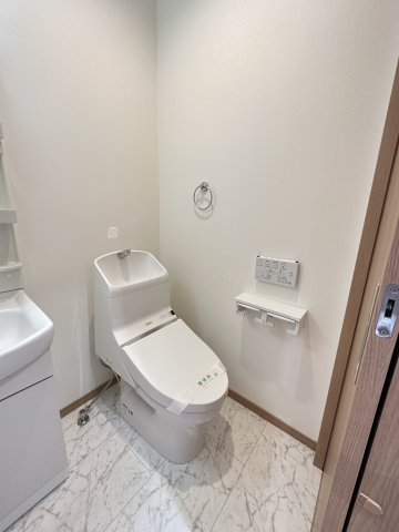 サニーコート富岡の洗面所|ゆったりとスペースのある洗面所