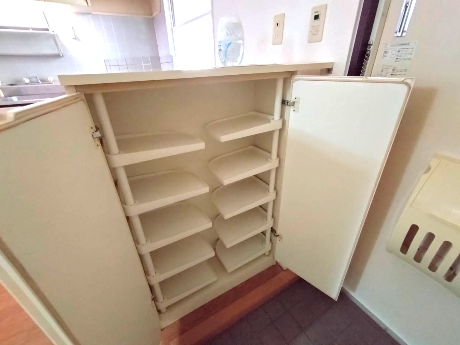 ハイフォーレストAの玄関|シューズボックス