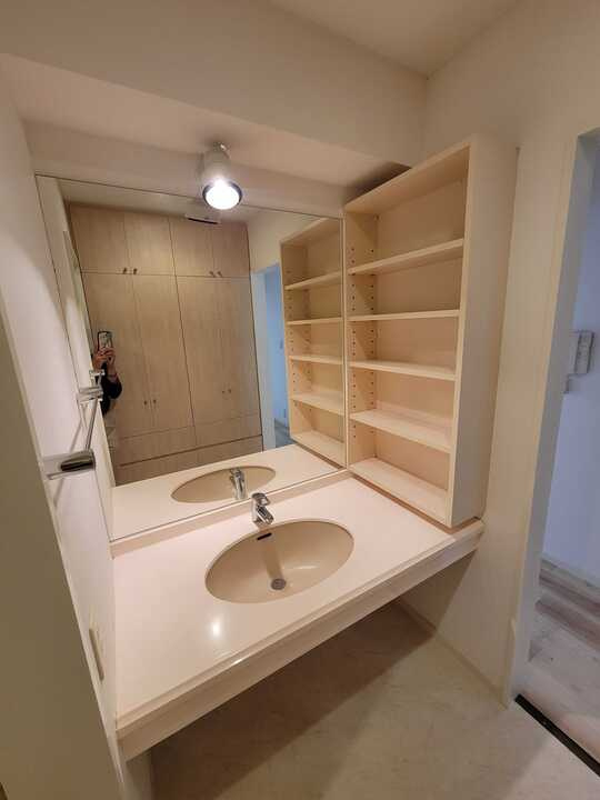 三鷹市下連雀３丁目の賃貸マンションの洗面所|明るい洗面所です