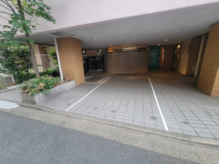 三鷹市下連雀３丁目の賃貸マンションの駐車場|駐車スペースもあります