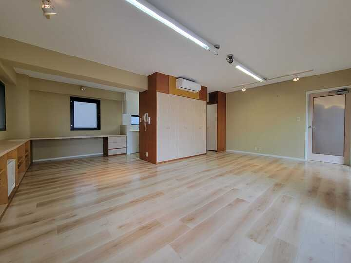 三鷹市下連雀３丁目の賃貸マンションの居間・リビング|ゆったりとしたリビングです