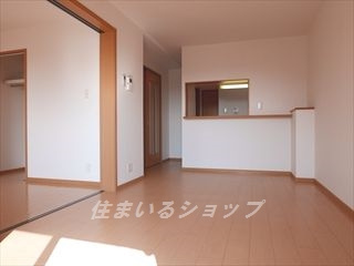 広島市安佐北区可部東１丁目のアパートの居間・リビング|人気の対面キッチン