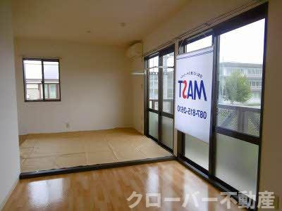 コスモタウン森岡 D棟の居間・リビング