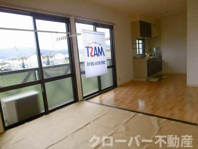 コスモタウン森岡 D棟の居間・リビング