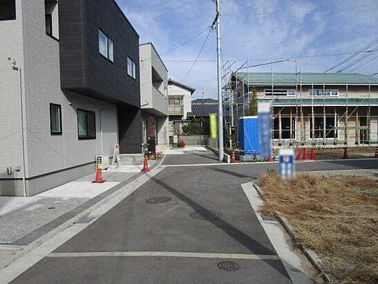 【前面道路含む現地写真】