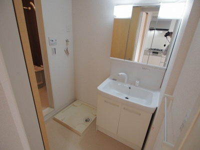 【洗面所】 | シャトーダルモニー | 明るい洗面所です