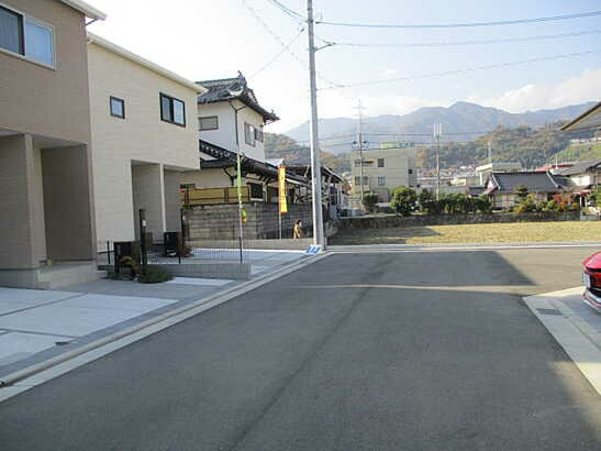 【前面道路含む現地写真】