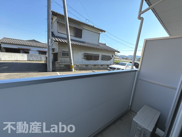 徳島市国府町日開のアパートのバルコニー