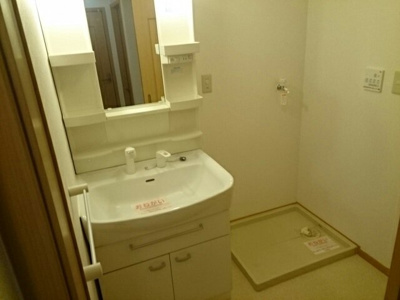 【洗面所】 | アスタ－ラビスタⅡ | ゆったりとスペースのある洗面所