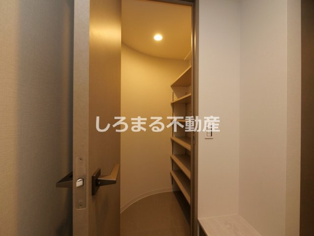 コンフォリア・リヴ北浜淡路町の玄関