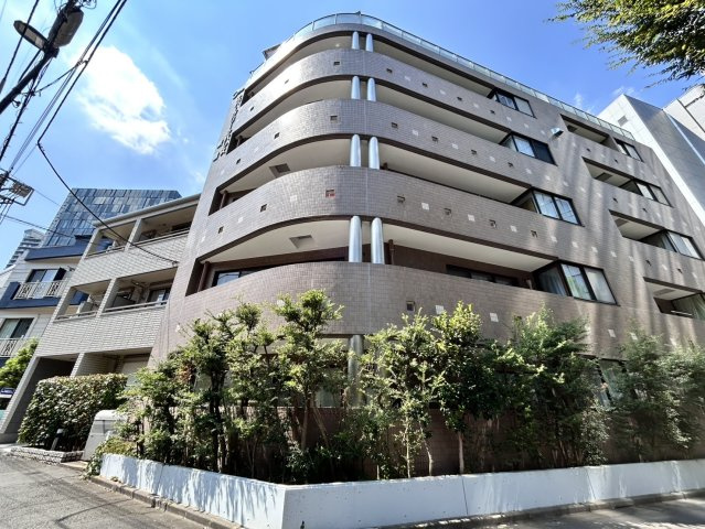 エバーグリーンパレス新宿の外観|マンションを横から撮影しました。