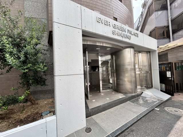 エバーグリーンパレス新宿|すっきりとしていて、シャープなエントランスです。
