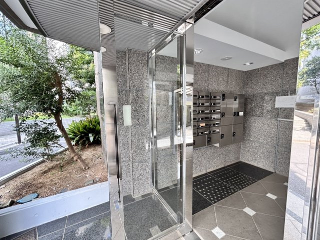 エバーグリーンパレス新宿のエントランス|オートロックです。宅配ボックスも付いていますので、お忙しい時も外出時も安心です。