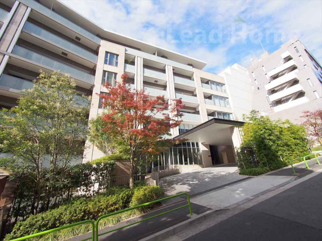 【外観】 | ブランズ麻布狸穴町 | 港区麻布狸穴町に建つ「ブランズ麻布狸穴町」。地上10階建・総戸数140戸の大規模マンションです。