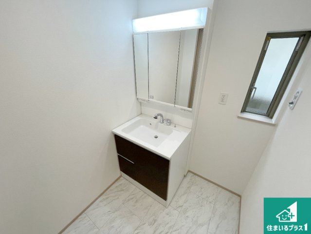 西宮市大社町　新築一戸建ての独立洗面台|清潔感のある洗面台です。フラットな鏡は掃除がしやすく毎日清潔！鏡裏には収納があるのでスッキリとした洗面台が保てます。