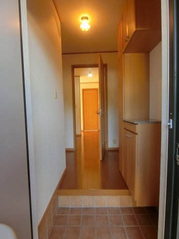 トゥー・ル・モンドＣの玄関|イメージ103号室の写真（反転あり）