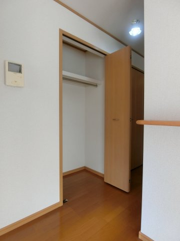 トゥー・ル・モンドＣの収納|イメージ103号室の写真（反転あり）