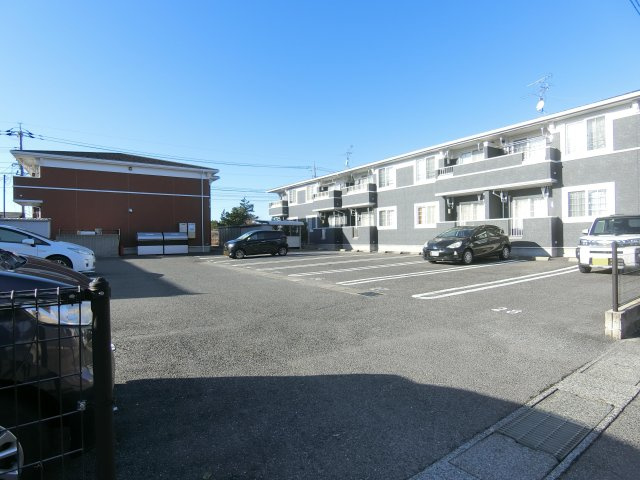 トゥー・ル・モンドＣの駐車場