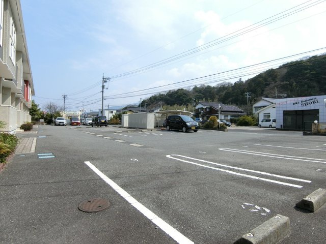 マ　ヒューナ　Ａの駐車場