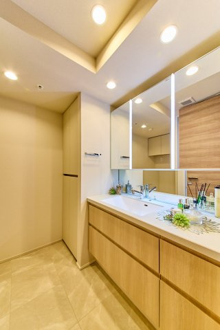 【独立洗面台】 | 白金ザ・スカイＥ棟 | 三面鏡付きの洗面台。