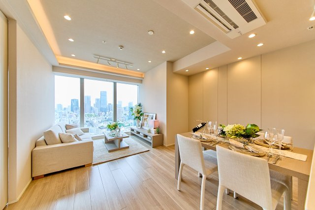 【居間・リビング】 | 白金ザ・スカイＥ棟 | 専有面積約71.81㎡のゆとりある2LDK。2025年5月に室内リフォーム済み！