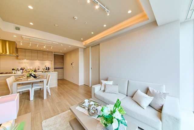 【居間・リビング】 | 白金ザ・スカイＥ棟 | ナチュラルな色味で統一された穏やかな住空間。