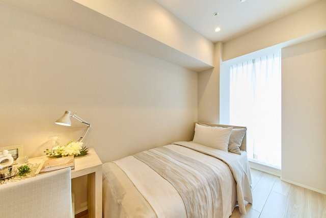 【洋室】 | 白金ザ・スカイＥ棟 | リビング横の洋室。オープンクローゼット付き。