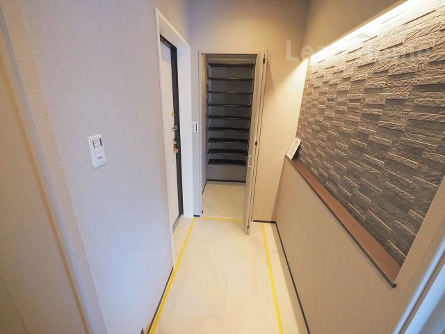 【玄関】 | パロス白金 | オシャレな内装の玄関。大型収納付き。