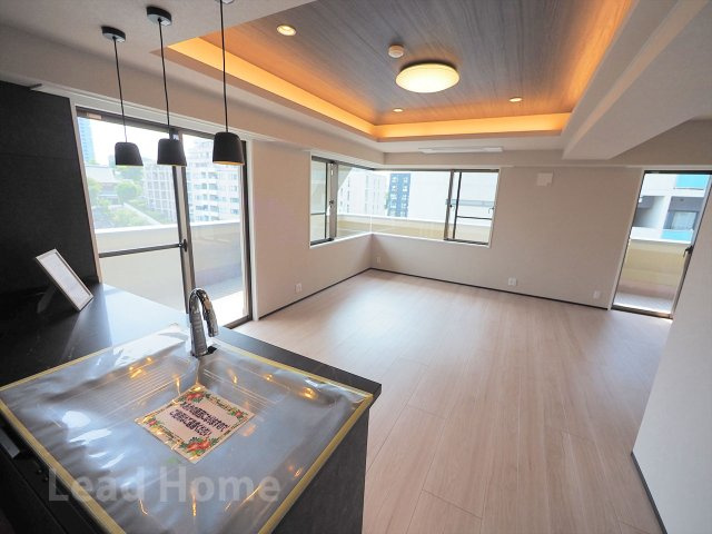 【居間・リビング】 | パロス白金 | 陽当たりの良い南西角住戸！2025年4月内装リノベーション済みです。