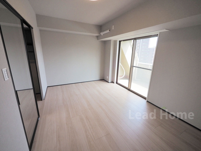 【洋室】 | パロス白金 | クローゼット付きの主寝室（約8.0帖）