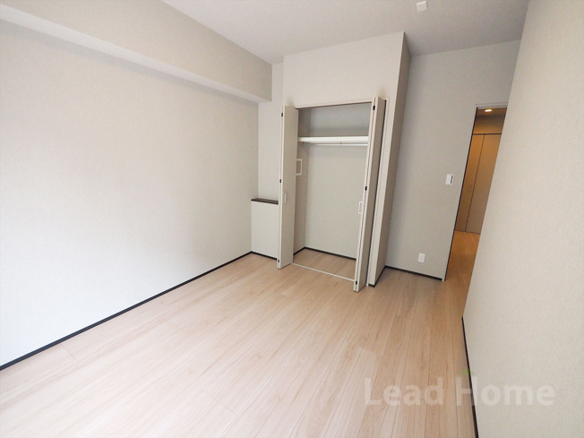 【洋室】 | パロス白金 | クローゼット付きの主寝室（約6.1帖）