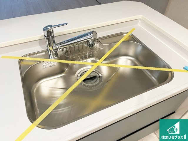 加古川市別府町新野辺北町　第7期　新築一戸建ての独立洗面台|清潔感のある洗面台です。フラットな鏡は掃除がしやすく毎日清潔！ホースは引き出して使えるので洗顔やお掃除の際に便利です！