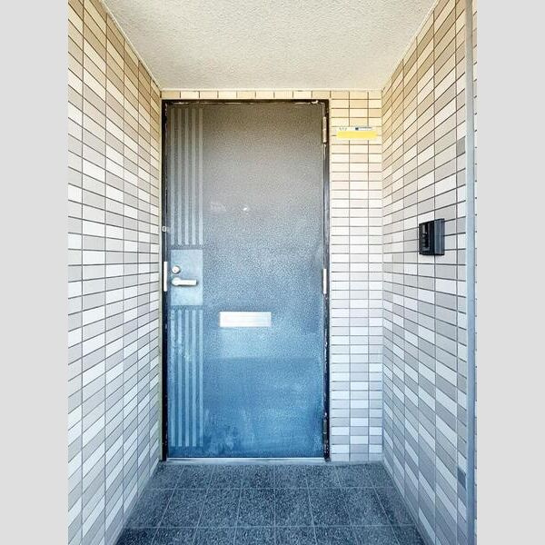 Gran　Pino春日　プランツ・緑地の玄関