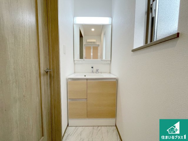 西宮市大社町　新築一戸建ての独立洗面台|清潔感のある洗面台です。フラットな鏡は掃除がしやすく毎日清潔！鏡裏には収納があるのでスッキリとした洗面台が保てます。