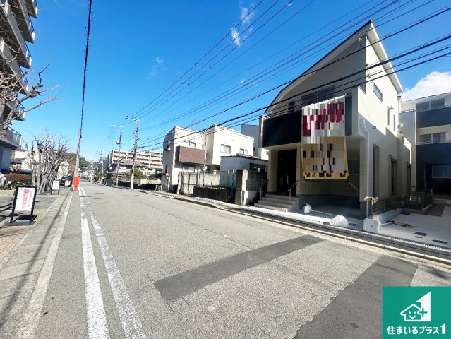 西宮市大社町　新築一戸建ての前面道路含む現地写真|周辺は閑静な住宅街！前面道路広々で車の出し入れも便利です。駐車が苦手な方でも安心して車庫入れできます！